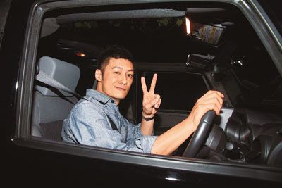 余文乐出动私家车拍MV 