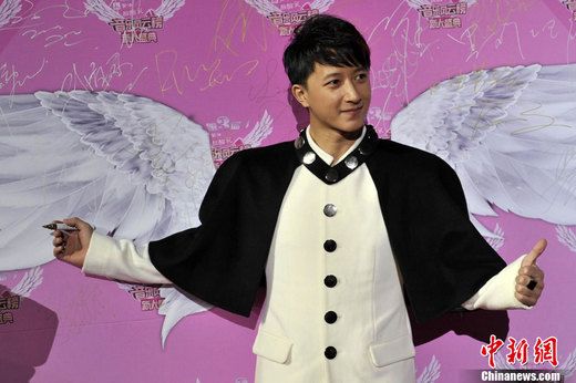 　　  资料图：2010年12月19日晚，第三届音乐风云榜新人盛典在北京举行，众多明星包括韩庚、HEBE、郭书瑶等出席。图为韩庚亮相红毯。中新社记者 金硕 摄  