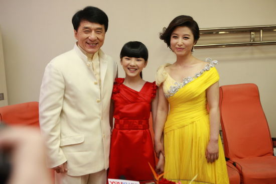 成龙刘媛媛豆豆上海同拍《民生》MV(组图)