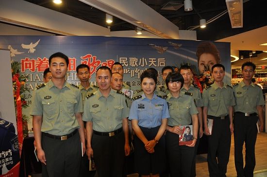 严当当与军营战友合影