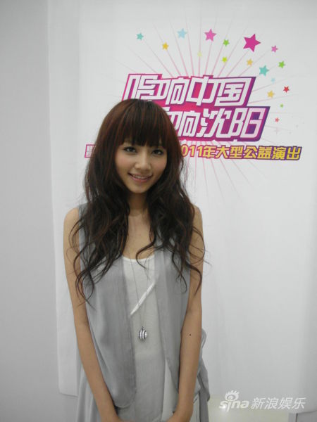 刘惜君现身《唱响中国》 助力公益启动仪式