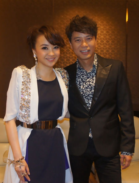 陈慧娴李克勤演出后台重聚齐发微博