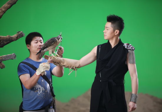 凤凰传奇为新歌《策马奔腾》拍摄MV_影音娱