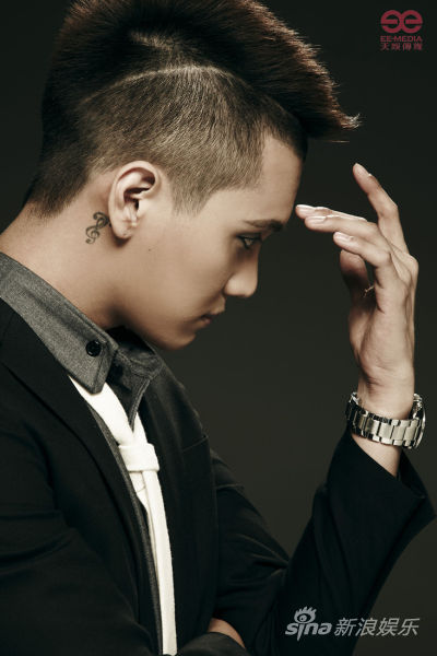 至上励合曝单人宣传照 魔鬼健身出成果(图)|至