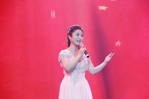 新浪娱乐讯 5月5日,刚刚从四川回到北京的著名歌唱家刘媛媛应邀参加