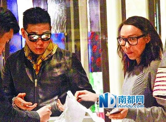 他开始联络酒店,预计席开30桌,并通知big4成员张卫健,许志安与梁汉文