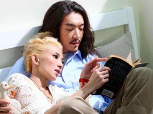 戴佩妮被求婚大笑不止 男友长跪似被罚