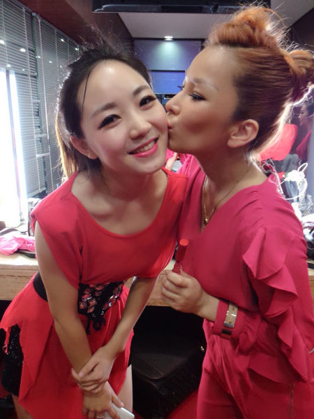 温岚央视七夕晚会首秀新歌 献吻工作人员