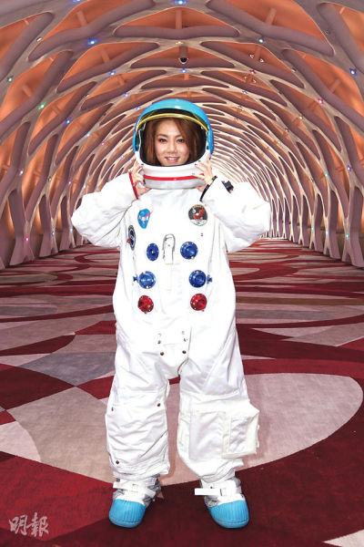穿着太空人装的邓紫棋希望把音乐带到太空。