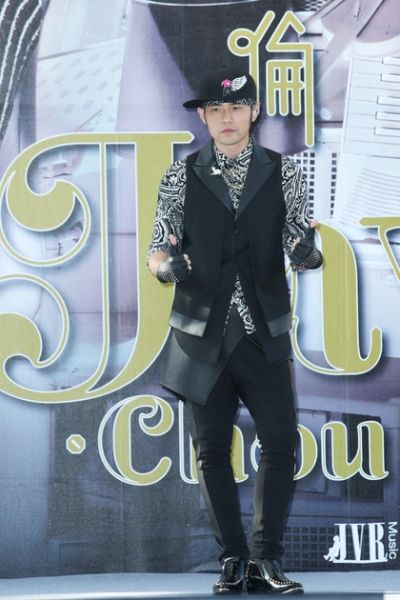 周杰伦在林俊杰被打地签售 肌肉男护驾
