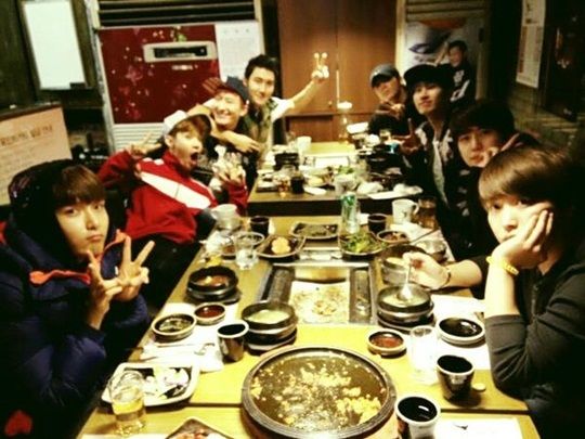 厉旭曝SuperJunior-M聚餐照 搞怪姿势吸睛
