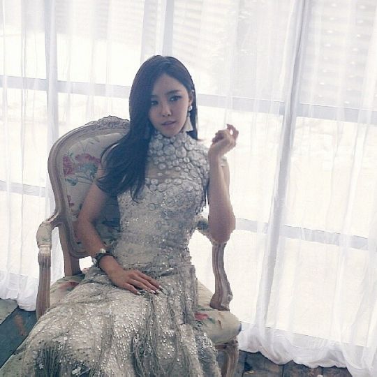 t-ara孝敏晒婚纱写真 诠释高贵优雅气质