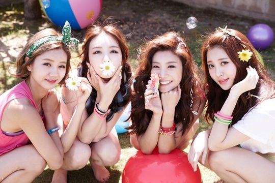 新浪娱乐讯 韩国女团Girls Day近日携夏季新专辑《Summer Paryt》重磅回归,主打曲《Darling》曝光后更是横扫国内各大音乐排行榜。日前Girls Day接受了笔者的采访并透露回归的心声。 惠利表示:我们还是第一次新曲一曝光就获得第一,延续了《Something》的关注度,太幸运了,我们会更加用心表演让大家更喜欢。 Girls Day弃用性感风改走甜美活泼路线,大有回到出道初期风格的感觉。对于新造型,敏雅说道:我们很喜欢尝试,一直走性感风格,这次反倒想换个口味