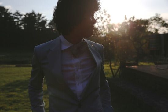 李孝利晒结婚纪念照 穿礼服摆鬼脸卖萌