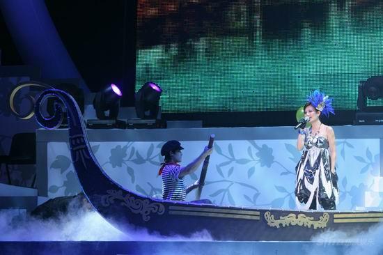 梁静茹新加坡开唱 华丽孔雀装磅祌登场【图】