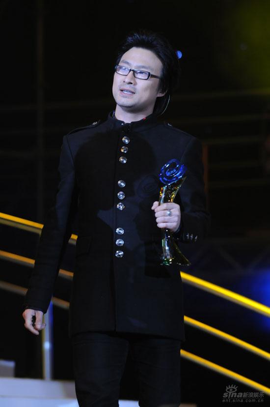 图文:汪峰演唱十大金曲《勇敢的心》