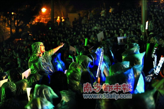 吴克群音乐会风雨无阻 扫把开场玩杂耍【图】