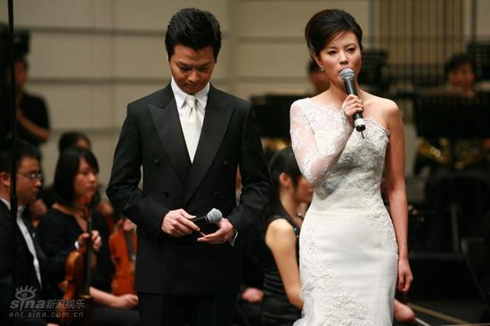 图文:川籍音乐家感恩义演--任鲁豫低头祈祷_影音娱乐_新浪网