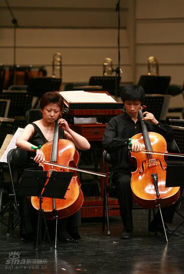 图文:川籍音乐家感恩义演--大提琴演奏