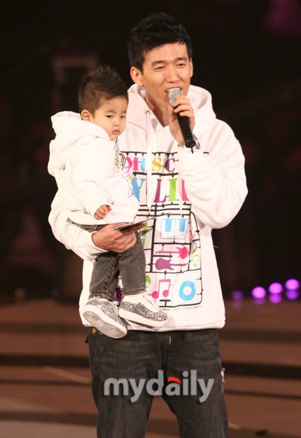 图文:Jinusean成员Sean抱着儿子上台致词