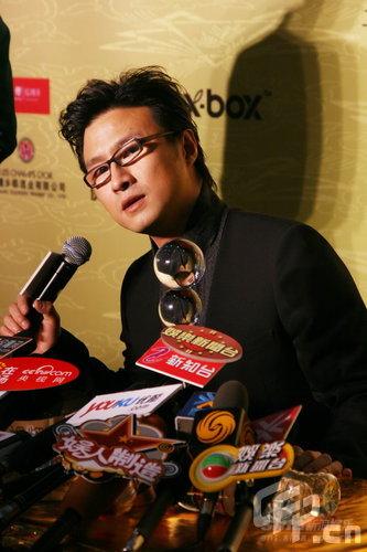 图文:汪峰后台接受采访不忘紧握奖杯