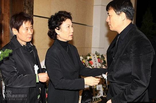 图文:林耀基去世-作曲家叶小钢前往送别