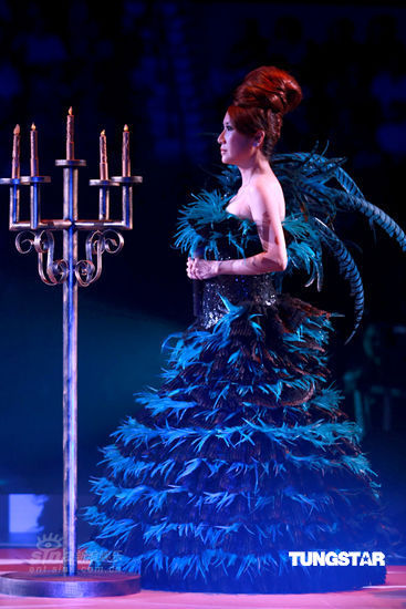 图文:老牌歌手献靓声--吕珊演出礼服华丽