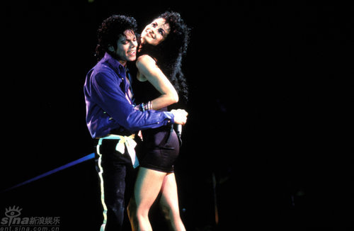 组图:1988年杰克逊与模特塔缇娜演唱会上亲吻