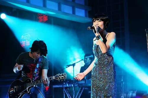 图文:甜蜜旅行乐队激情演出