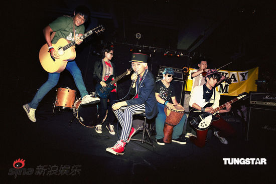 组图:苏打绿担任代言人 狂热摇滚乐音袭击全场