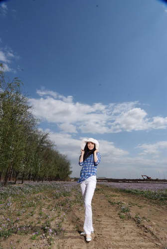 歌手罗梓琳单曲问世 最新写真显傲人身姿(组图)