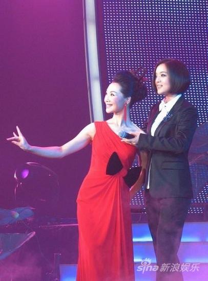 吕薇毛宁浪漫起舞 <wbr>共同演绎《枫桥夜泊》(图) 吕薇白雪深情对唱演绎经典姐妹情深(组图)