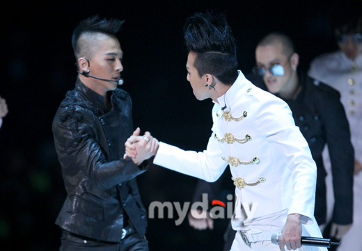 图文:09韩国MAMA颁奖礼--G-Dragon同太阳共