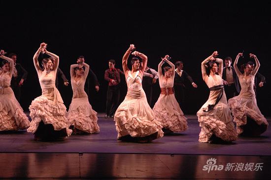 图文:西班牙舞蹈团表演-激昂群舞