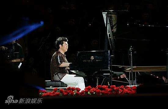 图文:宋祖英鸟巢演唱会-朗朗演奏钢琴