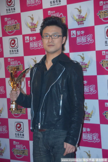 图文:音乐风云榜十年盛典后台-汪峰手持奖杯