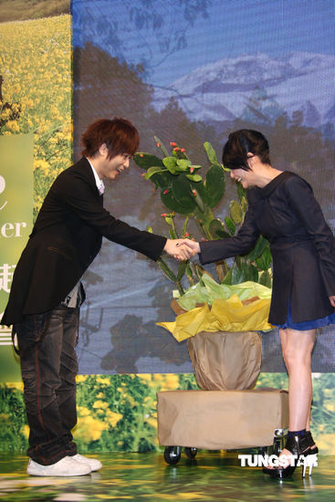 图文:刘若英台湾发布会-阿信刘若英握手