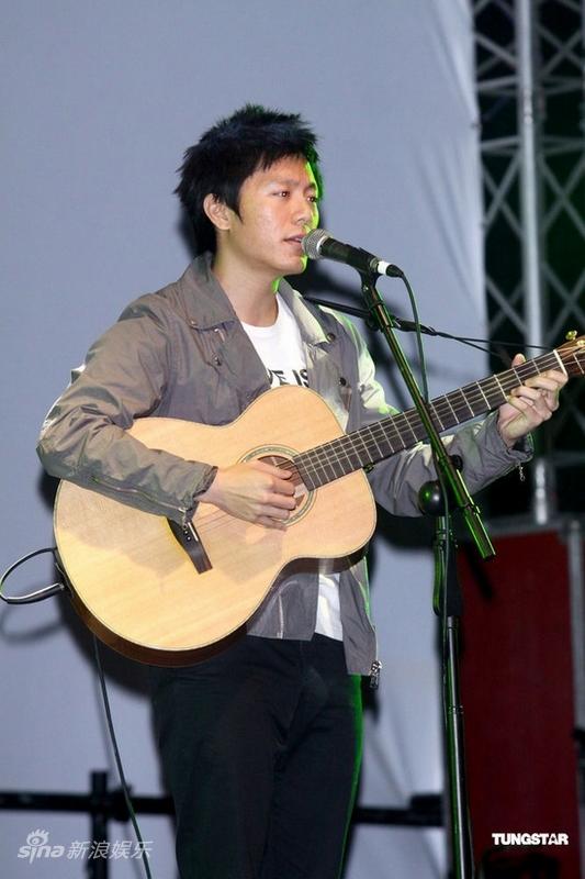 图文:张惠妹爱心献唱-韦礼安吉他弹唱