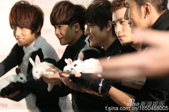 图文:2010北京流行音乐典礼-MIC男团带小白兔