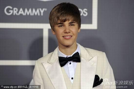 图文: 格莱美 红毯 贾斯汀-比伯 微笑致意_影音娱
