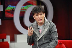 张信哲回馈歌迷赠门票称会看朋友玩微博(组图)