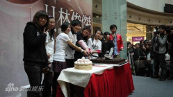 林俊杰上海过30岁生日与粉丝一起庆祝(图)