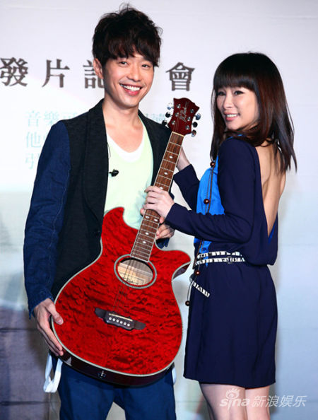 温岚赠吉他