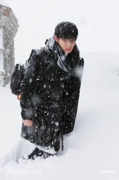 图文:林俊杰雪地拍MV-林俊杰在雪中