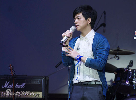 图文:李健举办新专辑首唱会-手戴丝带