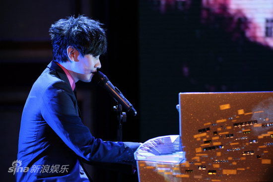 图文:林俊杰宣传新专辑-林俊杰自弹自唱