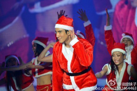 王力宏夫妻庆功宴亲密耳语 称会努力生娃