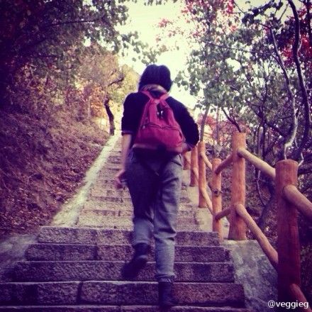 王菲晒小女儿李嫣画作 起名“妈妈和我”