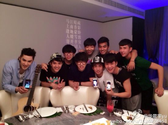 2013快男聚会 华晨宇可爱呆萌左立吐舌|华晨宇