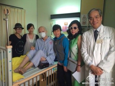 刘若英在病房与众人合影